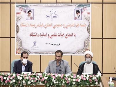 نخبگان با ارائه مشورت مديران اجرايي را در پيشبرد بهتر امور ياري دهند